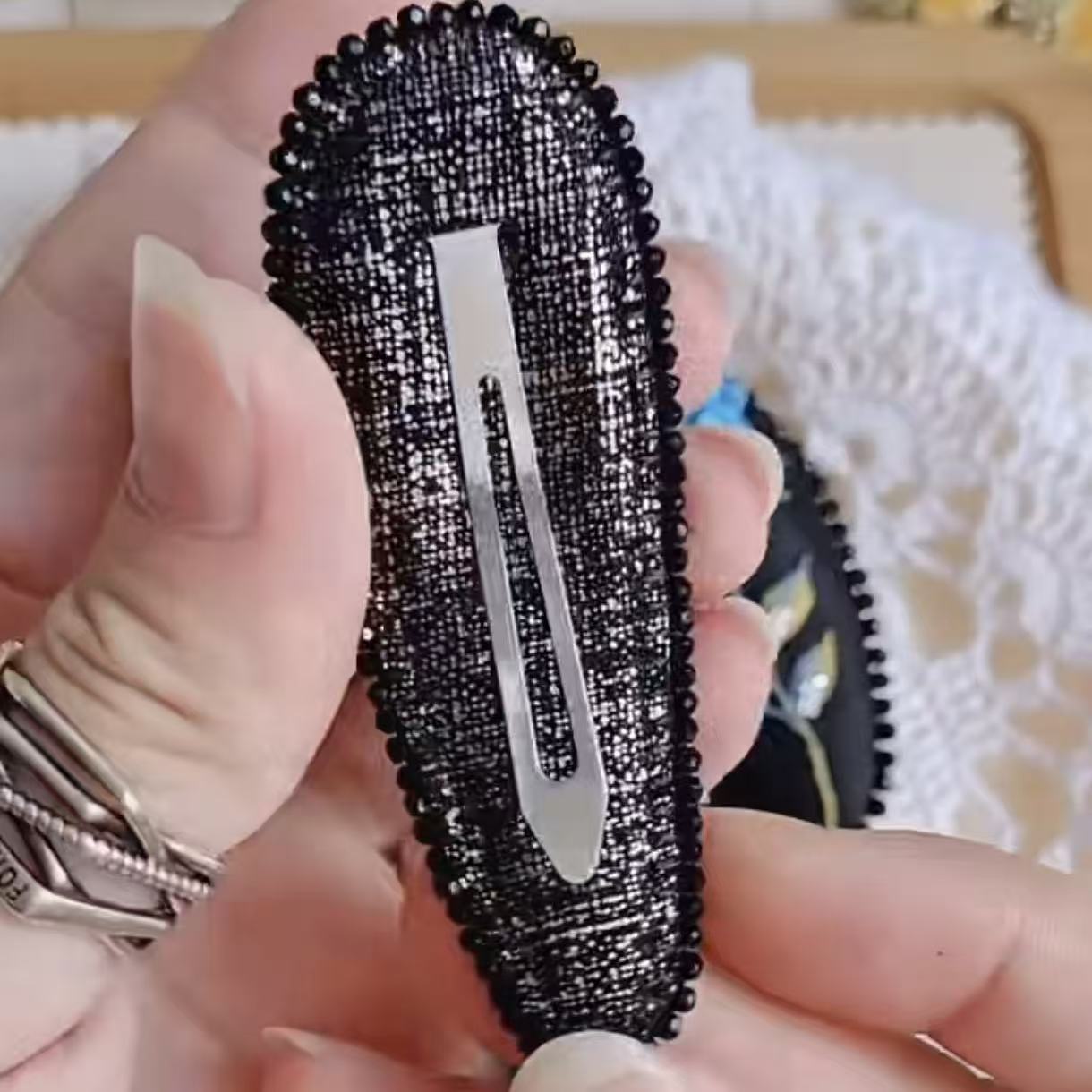 Collector‘s Edition: Meticulous Hand-Embroidered Rose Clip