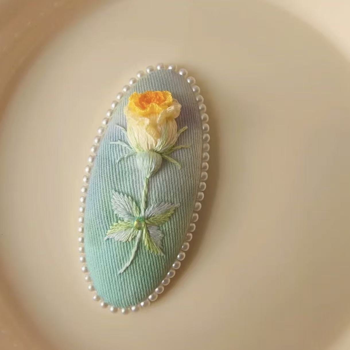 Luxury in Details: 3D Rose Clip with Gold-Foil Accents