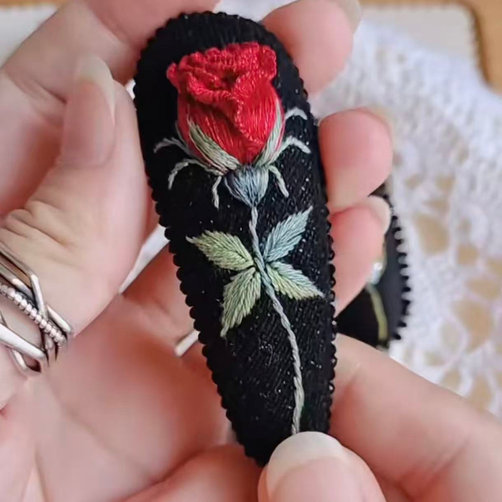 Collector‘s Edition: Meticulous Hand-Embroidered Rose Clip